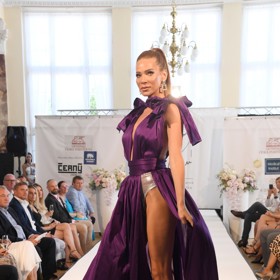 Tyto odvážné šaty předváděla na přehlídce Zuzany Lešák Černé. Poodhalují i spodní prádlo, na což je modelka u svých outfitů zvyklá. 