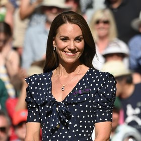 Vévodkyně Kate na Wimbledonu s hodinkami značky Cartier.