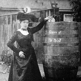 Ještě předtím se ale Annie Taylor rozhodla pro zkušební jízdu. Sud otestovala na nebohé kočičce...