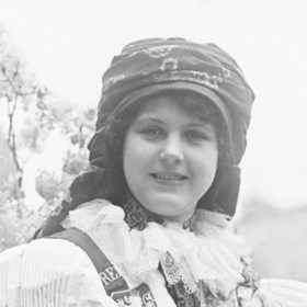 Dobový tisk psal o Růženě Brožové jako o mladé dívce, která je světlovlasá, růžová, velmi hezká a svěží.