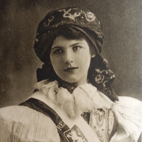Růžena Brožová se v roce 1910 stala první českou miss, soutěž tehdy ještě nesla jméno Ideální dívka Čech.