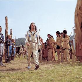 Ve filmu Vinnetou - Rudý gentleman si zahrálo až 3500 komparzistů a 2000 koní.