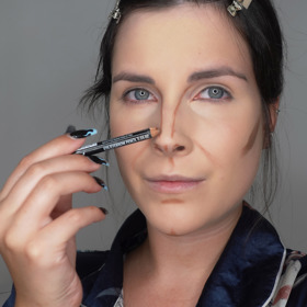 Na celou tvář jsem nanesla středně krycí makeup.
Hnědou tužkou na oči a konturovacím stickem jsem si předkreslila a naznačila kontury Lanina obličeje a poté je pomocí paletky rozpracovala. 