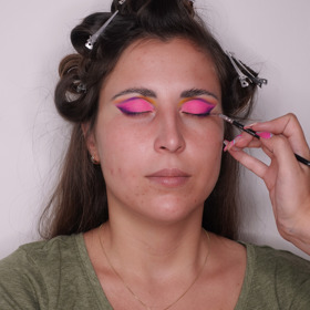 "V takovémto líčení rozhodně nesmí chybět kočičí linka, kterou jsem rozpracovala pomocí fialového stínu, jenž ladí s linií v ohybu oka. Look jsem doplnila o umělé řasy, které jsou k takto výraznému líčení očí nezbytné."