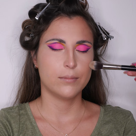 "Na tvář jsem nanesla středně krycí make-up a pomocí korektoru a kontur vystínovala obličej. Vše jsem zafixovala pudrem a na líčka použila rozjasňující tvářenku."