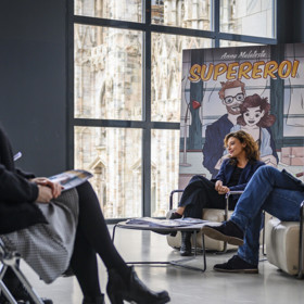 Superhrdinové trochu klamou názvem. V komedii italského filmaře Paola Genoveseho sledujeme 10 let v životě jednoho páru. Snímek otevírá letošní MFF Karlovy Vary.