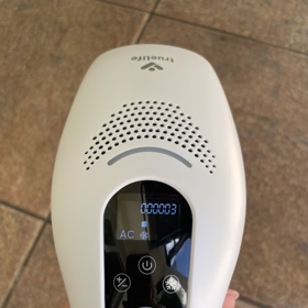 Belle IPL E5 má dotykový displej a jedno tlačítko, kterým buď zapnete automatické záblesky, nebo pro každý jeden stisknete.