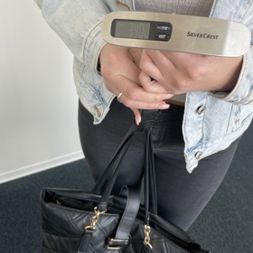 Váhovým soupeřem byla i šéfová týmu pro sociální média. Anetina kabelka vážila 3,4 kg.