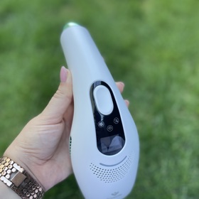 Tvar epilátoru Belle IPL E5 skvěle sedí do ruky a velice jednoduše se ovládá.