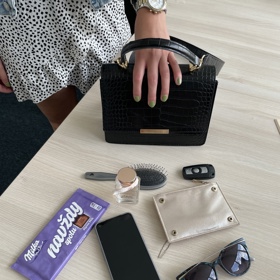 A moc si toho s sebou na poradu do redakce nepřinesla. Čokoláda a vůně je i v tak malé kabelce naprostou nezbytností.