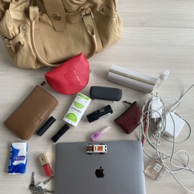 Svůj podíl na tom má notebook, nabíječka a nezbytná zásoba kosmetiky. Nechybí ani autíčko, to kdyby se v redakci chvilku nudila.