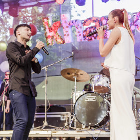 Na pódiu to tihle dva umí pořádně rozbalit, jako třeba v roce 2017 na Světovém romském festivalu Khamoro.