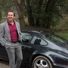 Jenže pak jí vejde do cesty arogantní podnikatel Vlastimil Mach (Martin Hofmann). A na něj je slušnost krátká.