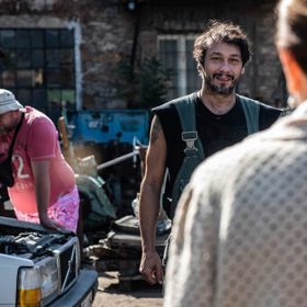 Marie zjistí, že na to sama nestačí. A tak požádá o pomoc svého bývalého žáka Trpělku (Pavel Liška).