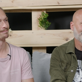 Honza Gareth Musil a jeho partner Jakub Gareth Bialý přijali pozvání Miluše Bittnerové do speciální letní edice talkshow Na kafeečko.