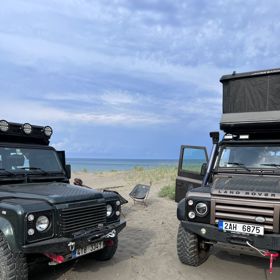 Cestou potkali podobné dobrodruhy, ale také je čekaly trampoty s porouchaným autem.