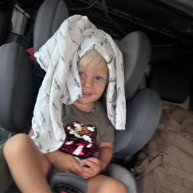 Pro malého Pepíčka není v jeho věku jízda autem právě zábava.