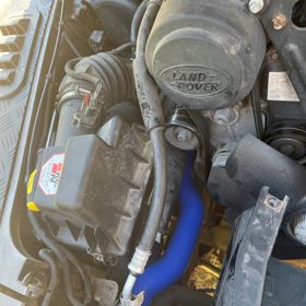 Defender špatně táhl do kopce a někde u Splitu zjistili, že je prasklá hadice u turba.