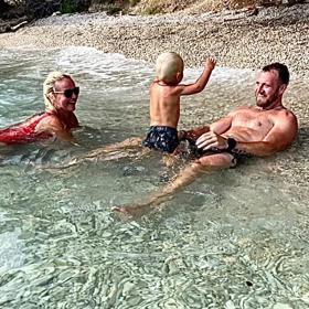 Moře se Pepíčkovi letos natolik zalíbilo, že z něj nechtěl vylézt.