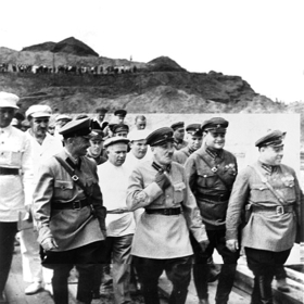 Vězni byli často využíváni i na práce mimo tábor, třeba na stavbu kanálu Moskva-Volha, kterou navštívil i velitel NKVD Genrich Jagoda.