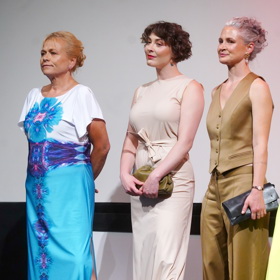 Pavle to v modro-bílých šatech s motivem květin neuvěřitelně slušelo.