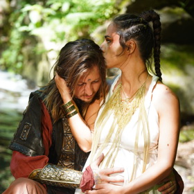 Eva Burešová nedávno natočila se svým partnerem Přemkem Forejtem videoklip Žena z oceli. Vlasy zde má prodloužené a zapletené ve stylu antické bohyně.