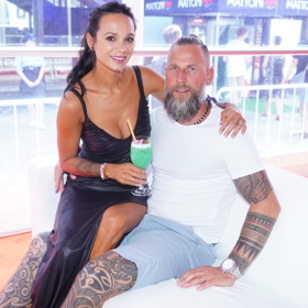 Modelka Gabriela Dvořáková se svým manželem Petrem Švamberou navštívila bar uprostřed Vřídelní kolonády.