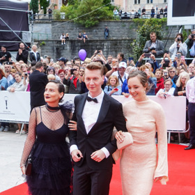 Na mokrý vzhled vlasů vsadila během zahajovacího ceremoniálu KVIFF 2022 také herečka Anna Fialová. Její kolegyně, herečka Denisa Barešová, dala stejně jako Anna přednost elegantně staženým vlasům, ovšem bez mokrého finiše. 