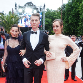 Letošní úvodní ceremoniál karlovarského festivalu absolvovala Denisa Barešová v doprovodu Anny Fialové a Vojtěcha Vodochodského.