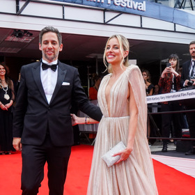 Janek Bartoška přišel v doprovodu někdejší Miss Slovensko Denisy Mendrejové. 