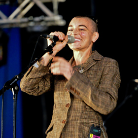 Dobrovolně se rozhodla ukončit své těhotenství v roce 1990 zpěvačka Sinead O'Connor. Později se ze smutného zážitku vyzpovídala v písni My Special Child. S partnerem se prý během jejího těhotenství rozešli. „Neměla jsem pocit, že bych to sama zvládla," říká.