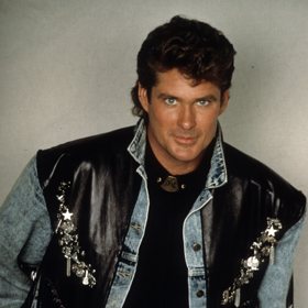 Rošťácká fotka vznikla v roce 1992 a ukazuje druhou tvář Davida Hasselhoffa. Je totiž také úspěšný zpěvák. I když paradoxně hlavně v německy mluvících zemích.