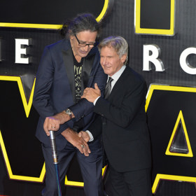 Tady jsou Harrison Ford a Peter Mayhew v roce 2015 na premiéře snímku Star Wars: Síla se probouzí, tedy téměř 40 let od první spolupráce.