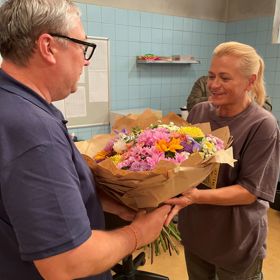 Pavlu Tomicovou čekalo na place seriálu ZOO překvapení, kolegové jí popřáli vše nejlepší k šedesátým narozeninám.