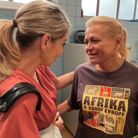 Mezi gratulanty nechyběla ani herečka Sabina Laurinová. „Přeju, ať jsme stále mladé, a to jsme! Pevné zdraví, radost, energii a aby měla pořád tak skvělé kolegy, jako jsme my,“ vyznala se.