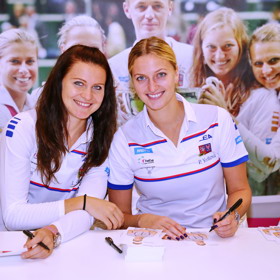 Lucie Šafářová pózuje se svou kolegyní Petrou Kvitovou na autogramiádě.