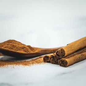 Pokud se chcete vypořádat se smutnicemi, zkuste třeba babské rady. Jednou z nich je skořice. Ta totiž likviduje houby, které vytvářejí potravu pro smutnice.