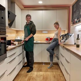 V panelákovém bytě si udělali nádhernou kuchyni. 