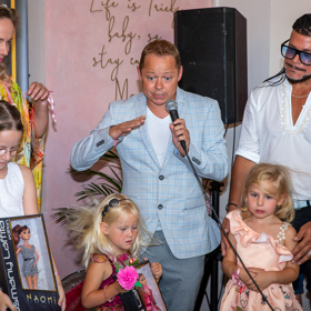 Módní návrhář Osmany Laffita je jejím kmotrem.