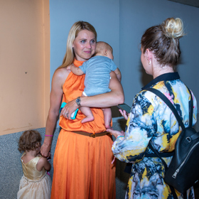 Tenistka Lucie Šafářová si nenechala ujít křest limitované edice panenek, na který vzala také obě své děti - tříměsíčního Oliverka a dvouletou Leontýnku. Na fotografii během rozhovoru pro Lifee.cz.