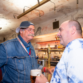 Je otázkou, zda mu v džínové košili není horko. Outfit doplňuje kšiltovkou, kterou nosí ležérně do strany.