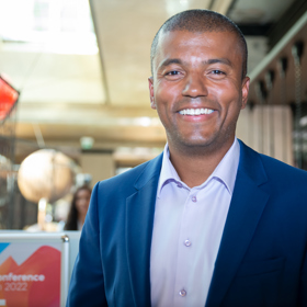 Takto dnes vypadá Rey Koranteng - vidíte nějaké vrásky nebo šediny? My ne.