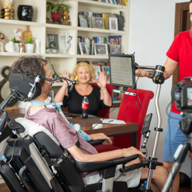 Manželé Mikulášovi v létě pozvali Milušku Bittnerovou k sobě domů, aby zde vznikl další díl talk show Na kafeečko.