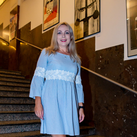 Na tiskové konferenci seriálu Policie Modrava, kde náš rozhovor vznikal, pěla Stránská ódu na své modré šaty volnějšího střihu, které údajně zakrývají její kila navíc.