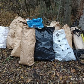 Pytlů s odpadky bývají desítky a s jejich odvozem musejí pomoci městské části.