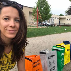 Monika Barešová začala odpadky sbírat spontánně. Dnes je tváří celé organizace, která jich zbavuje města, vesnice i pole.