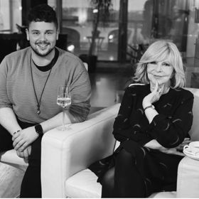 Martina Schreinera si oblíbila také Hanka Zagorová, která ho pozvala k sobě domů a pohostila ho bábovkou a sekanou. 