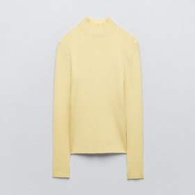 Světle žlutý přiléhavý svetr se stojáčkem a dlouhým rukávem. ZARA, 549 Kč