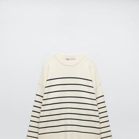 Pruhovaný svetr s výstřihem ke krku a dlouhými rukávy. ZARA, 799 Kč