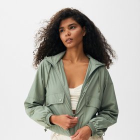 Lehká bunda s kapucí. Zalando, 549 Kč. 